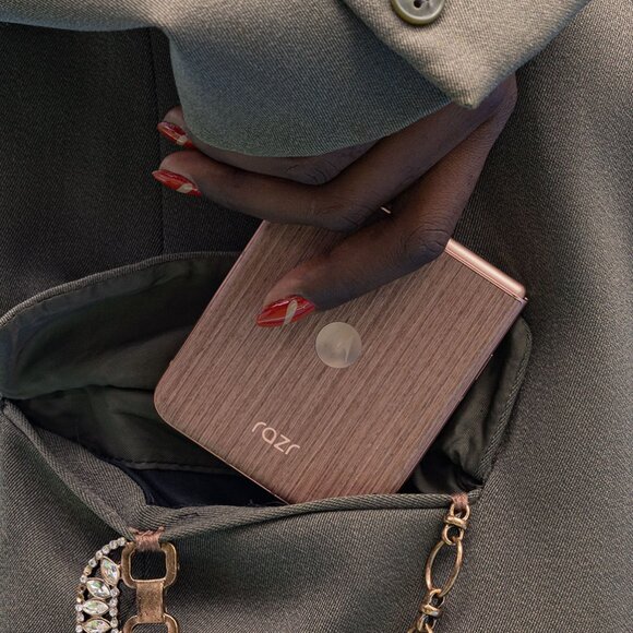 motorola razr ultra PANTONE Mountain Trail 1TB UNLOCKED NEW 2025 - Picture 5 of 9